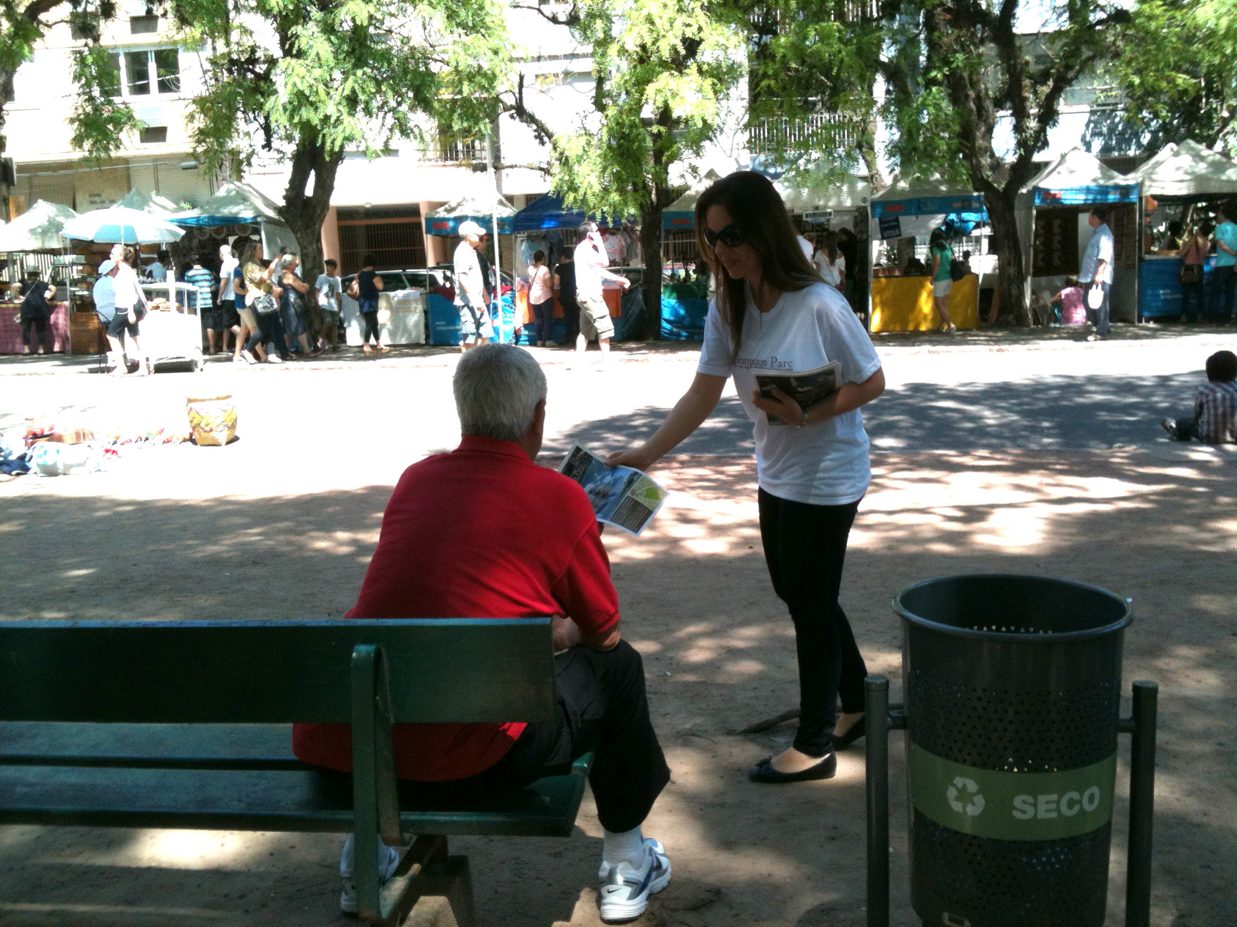  Figura 3 – Foto do segundo domingo de distribuição dos folders, 20 out. 2013.