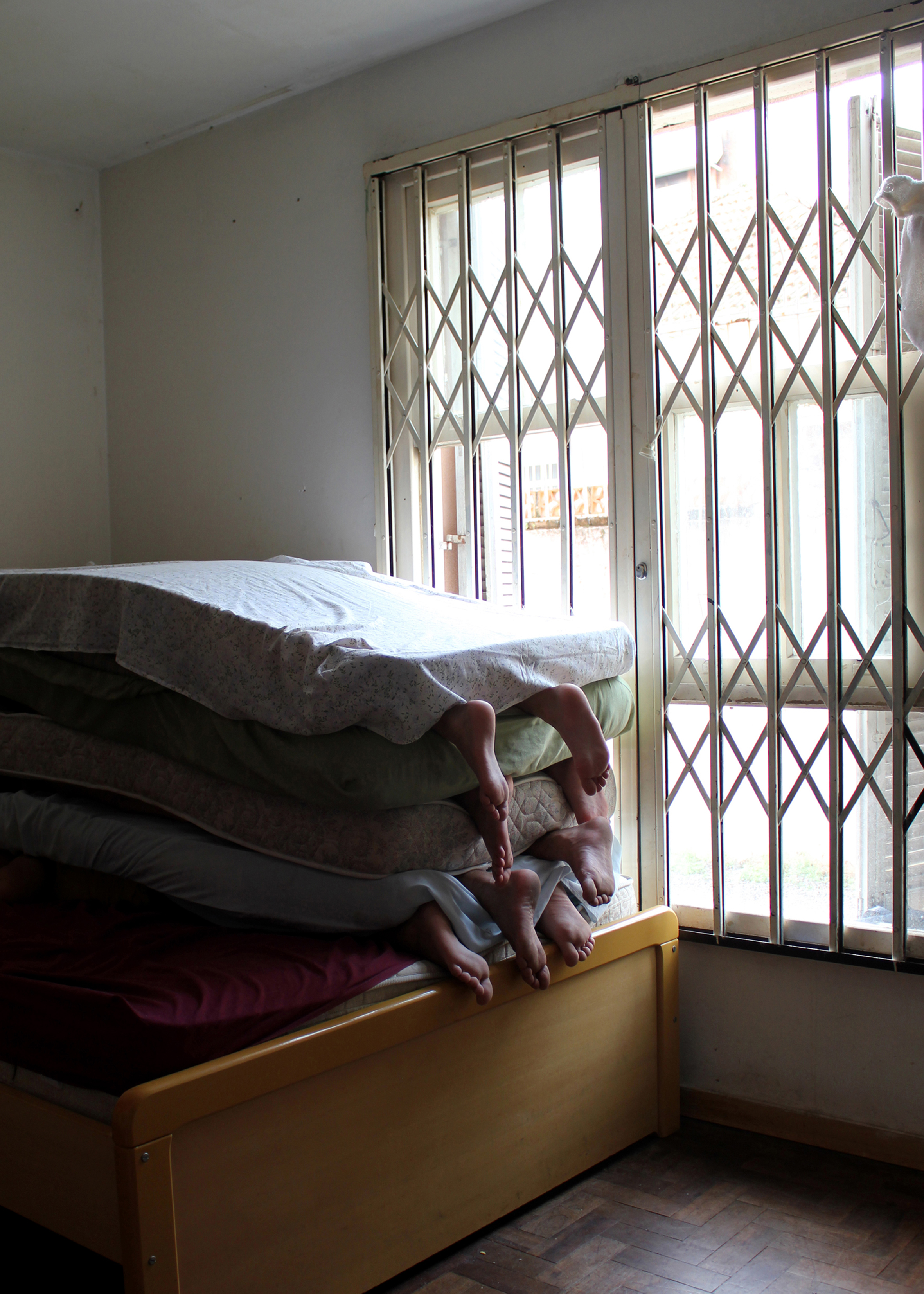  Figura 7 – Letícia Bertagna, da série “Situações domésticas para corpos clandestinos”, 2011, fotografia.