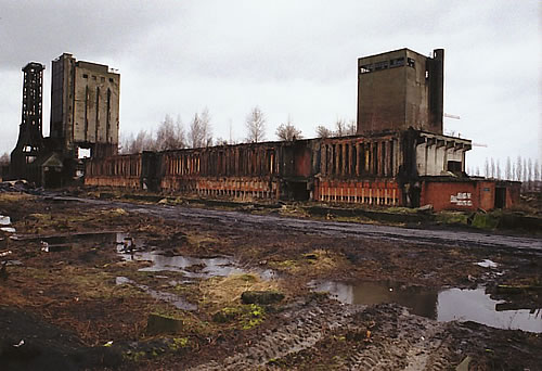  Figura 1 – Buda Marly Carcoke - Bélgica, Brabante Flamengo, Bruxelas (Willebriek-Channel). Coqueria. Parcialmente demolido. Foto: Erwin Heeren. 2004. Disponível em: http://www.uzines.org/photo_pays.php?idPhotos=360143