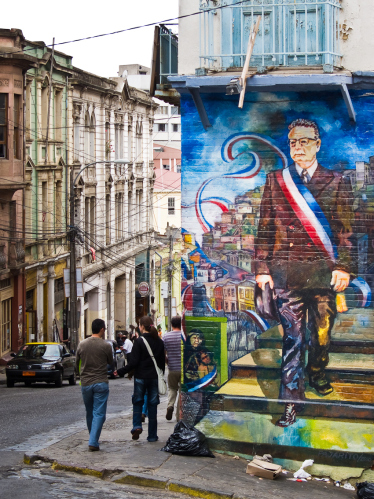  Figura 3 – Un grupo de las Brigadas Ramona Parra pinta un mural durante una manifestación por el “NO” en Santiago de Chile, 1988. Autor: José Giribas. Disponível em: http://imagenesparamemoriar.com/category/film/fotos/