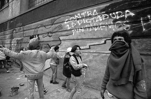 Figura 4 – Mural de Salvador Allende en la ciudad chilena de Valparaíso. Disponível em: http://siemprehaciaeloeste.com/2010/12/17/dia-156-%E2%80%93-cinco-dias-entre-santiago-y-valparaiso/