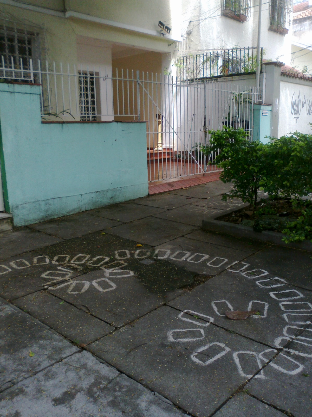  Figura 2 – Calçada com intervenção artística de Fabiano do Nascimento Costa. Fotografia da autora.
