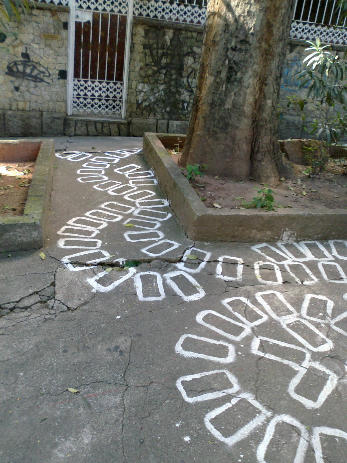  Figura 3 – Calçada com intervenção artística de Fabiano do Nascimento Costa. Fotografia da autora.