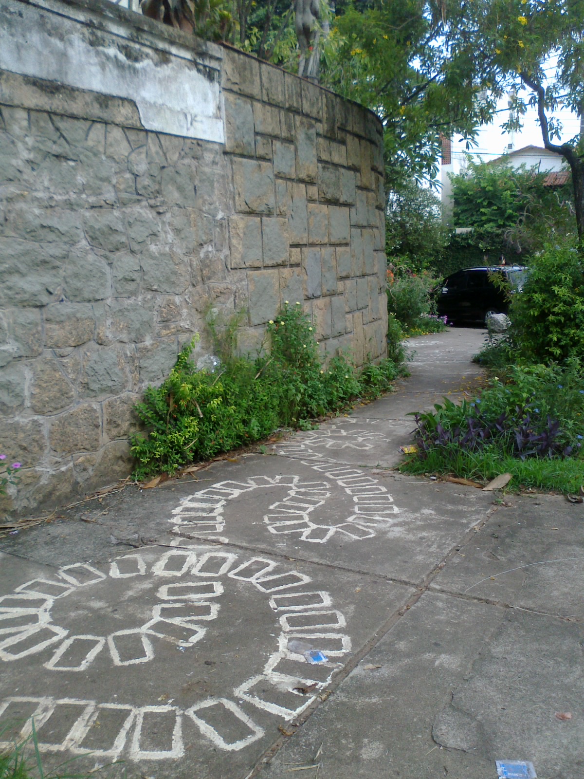  Figura 4 – Calçada em frente à residência do artista. Fotografia da autora.